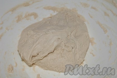 Подошедшее тесто выложить на стол, вымесить, как следует, и разделить на 4 части.