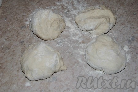 Подошедшее тесто вымесить, как следует, выложить на стол и разделить на 4 части.