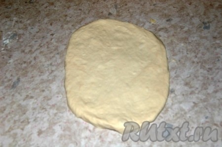 Брать по одному шару теста, раскатывать его в овальную лепешку толщиной 1 см.