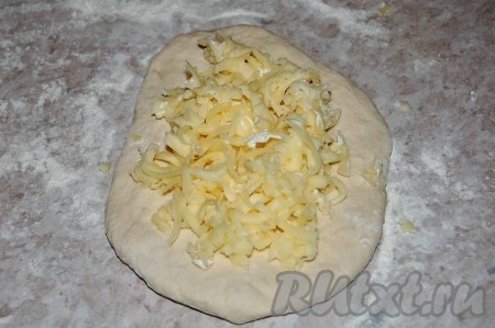 На середину лепешки выложить начинку из сыра.