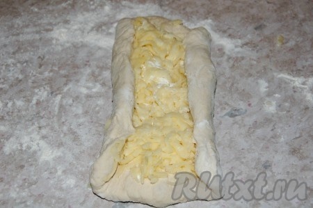 Завернуть края лепешки, сделав бортик, как на фото.
