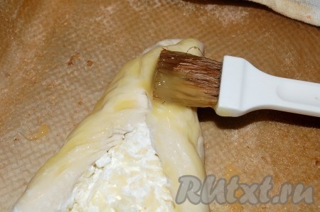 Затем смазать яйцом и отправить выпекаться хачапури по-аджарски в заранее нагретую до 200 градусов духовку на 25-30 минут.