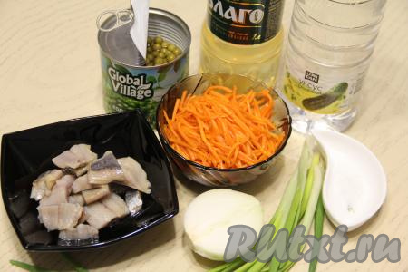 Подготовить продукты для приготовления салата с селёдкой и корейской морковью. Для этого блюда я взяла покупное филе сельди. Можно взять целую солёную селёдку и разделать её на филе, удаляя голову, кости, внутренности и кожу. Зелёный лук вымыть. Половину луковицы очистить.