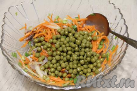 Сюда же выложить горошек без жидкости, влить масло, уксус, добавить сахар, тщательно перемешать.&nbsp;