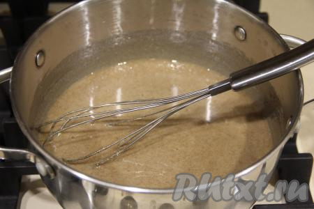 Перемешать массу венчиком и поставить на небольшой огонь. Постоянно помешивая, довести массу до кипения.