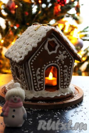 Вот такой красивый медовый пряничный домик получился.