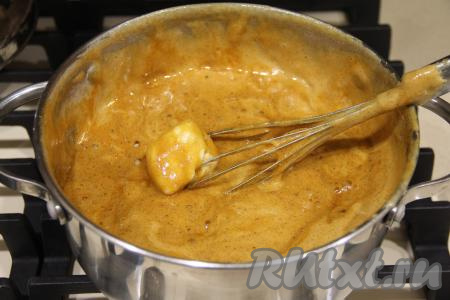 Снять кастрюлю с огня и добавить кусочки сливочного масла комнатной температуры, перемешать.