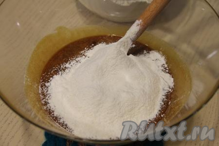 Всыпать просеянную муку небольшими порциями, тщательно перемешивая тесто вначале лопаткой.&nbsp;