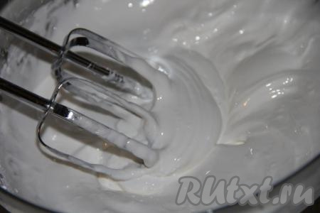 Приготовить глазурь, для этого хорошо охлаждённый яичный белок нужно взбить миксером в пену, затем начать небольшими порциями добавлять 170 грамм сахарной пудры, не прекращая взбивать на средней скорости миксера. Взбивать минуты 3-4, затем добавить 1 чайную ложку лимонного сока. Взбивать ещё 2 минуты. Глазурь должна получиться не жидкой, тягучей. Переложить глазурь в кулинарный мешок.