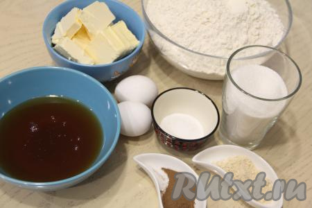 Подготовить продукты для замешивания теста для имбирного пряничного домика. Мёд должен быть жидким.  Если у вас мёд засахаренный, тогда растопите его на водяной бане (или в микроволновке).