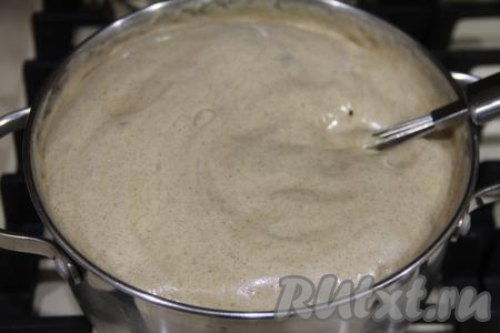 Перемешивая массу венчиком, томить на небольшом огне минут 5. Масса начнёт значительно увеличиваться в объёме, а затем станет приобретать карамельный цвет.