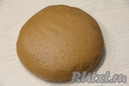 А затем уже руками замесить нежное и слегка липкое пряничное тесто. Поместить тесто в пакет и убрать в холодильник на ночь (или как минимум на 4-5 часов).