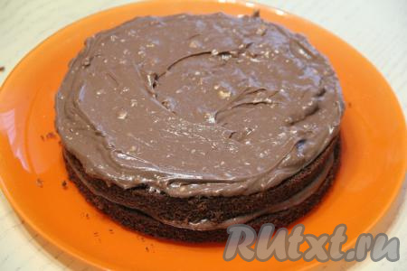 Собрать торт "Ферреро Роше", для этого смазать три коржа кремом и сложить их один на другой, сверху выложить четвёртый корж (смазывать его кремом не нужно). По желанию, зажать торт в разъёмную форму и поставить в холодильник на ночь.