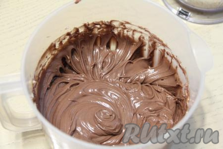 Соединить сливочное масло комнатной температуры и сгущёнку в глубокой посуде, взбить миксером в течение 2-3 минут. Добавить шоколадную пасту, взбивать крем ещё 2 минуты.