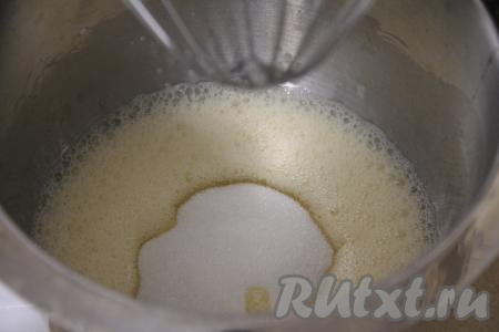 Всыпать сахар и взбивать ещё минут 7 (до пышного состояния).