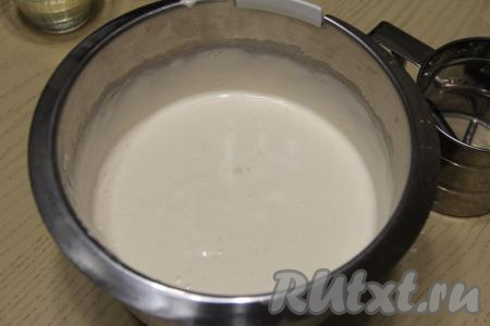 Влить растительное масло и слегка перемешать.