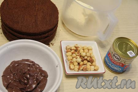 Готовый бисквит достать из духовки. После того как он немного остынет, вынуть его из формы и полностью остудить на решётке. Разрезать остывший бисквит на 4 части. Подготовить все продукты для приготовления крема для торта. Сливочное масло должно быть комнатной температуры, поэтому заранее достаньте его из холодильника.