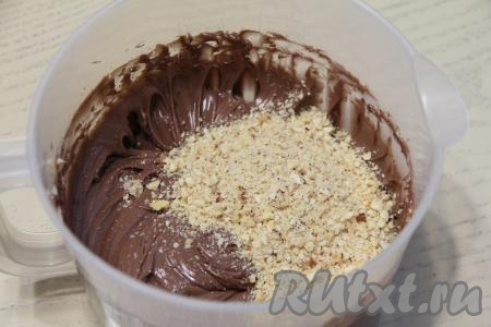 Фундук измельчить в крошку и добавить в крем, перемешать.