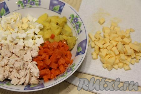 Сыр, нарезанный на средние кубики, тоже выложить в миску.