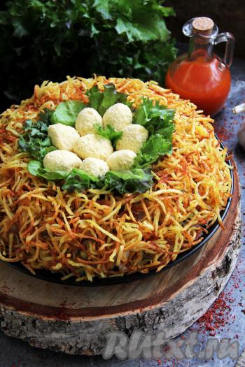 Выложить получившиеся яйца в гнездо. Очень вкусный, сытный, эффектный салат "Гнездо глухаря" с начинкой из отварного языка готов. Его можно сразу подавать к столу.