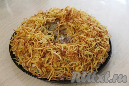 Выложить картошку поверх салата, имитируя веточки гнезда.