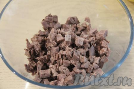 Языки нарезать на средние кубики и выложить в салатник.