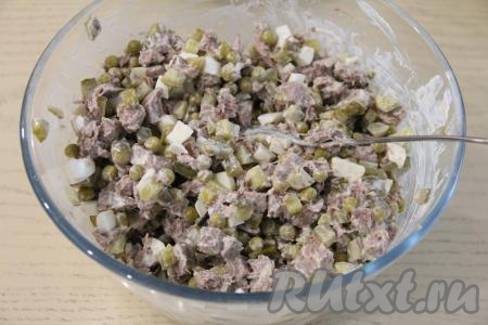 В миску добавить майонез и перемешать салат.