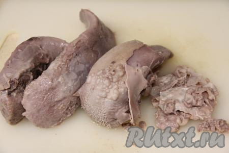 Остывшие языки достать из воды и снять с них кожу. Кожа с языков снимется чулком.