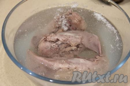 Язык залить водой, довести до кипения и варить 2-3 часа на медленном огне (продолжительность варки языка зависит от того, какой язык вы готовите, например, свиной будет готов часа через 2 часа, а телячий у меня варился 3 часа). Я варила языки в мультиварке в течение 3 часов на режиме "Тушение", можно сварить в кастрюле. Достать языки из горячего бульона и сразу опустить в холодную воду.