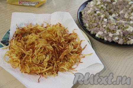 Готовый картофель переложить на бумажное полотенце. Постепенно, частями, обжарить всю картошку, перекладывая её после обжарки на бумажное полотенце, чтобы удалить лишнее масло.