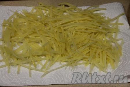 Картошку выложить на бумажное полотенце и обсушить.