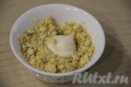 Для формирования яиц глухаря нужно размять желтки вилкой в крошку и добавить к ним немного майонеза.