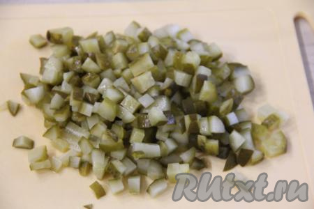 Маринованные огурцы нарезать на кубики приблизительно такого же размера, как нарезаны языки.