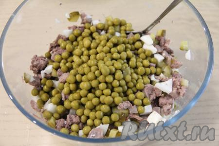 В салатник с языком выложить огурцы, белки и консервированный горошек без жидкости, посолить по вкусу.