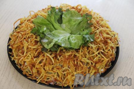 Листья салата (или укроп) заранее вымыть, обсушить. Выложить в углубление "гнезда" листья салата (или укроп).