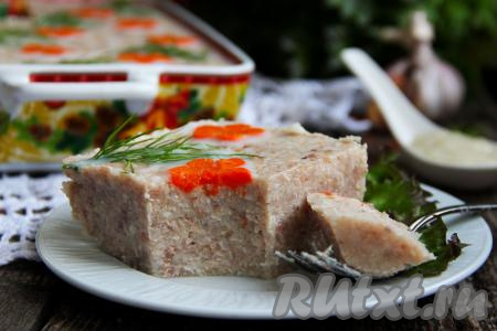 Застывший холодец нарезать на кусочки и подать к столу. Холодец, приготовленный из мяса, прокрученного через мясорубку, и чеснока, получился очень вкусным, нежным и конечно же сытным. Он украсит любой праздничный стол!