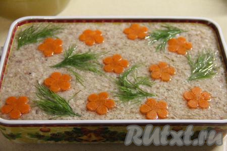 Выложить поверх массы кружочки или цветочки, вырезанные из варёной морковки, можно добавить веточки укропа или петрушки. Поставить холодец в холодильник на ночь.