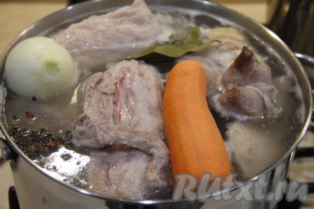 Выложить в бульон очищенные морковь и лук, добавить лавровый лист и перец горошком, закрыть кастрюлю крышкой и варить мясо на медленном огне в течение 4 часов.