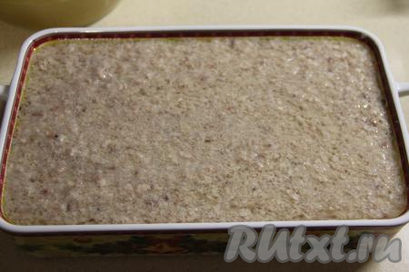 Бульон процедить, посолить по вкусу и залить им мясо, разложенное по формам.