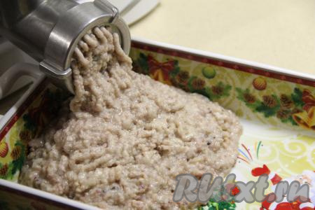 Отделить жир и мясо от костей и пропустить через мясорубку.
