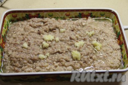 Чеснок почистить и пропустить через пресс, добавить к перекрученному мясу, перемешать. Разложить получившуюся массу по формам, лоточкам или глубоким тарелкам.