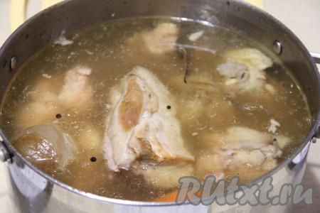 Затем снять кастрюлю с огня и оставить на 3-4 часа при комнатной температуре. Лук можно выбросить, а варёную морковку использовать для украшения холодца.