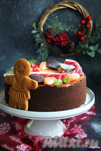 Затем убрать бортики формы и переложить чизкейк на тарелку. Верх выпечки можно украсить по своему усмотрению. Я украсила дольками мандарина и зёрнышками граната.