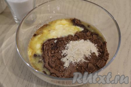 Прежде всего сделаем основу для чизкейка. Для этого нужно печенье измельчить в крошку. Удобно измельчать печенье в измельчителе. Также можно выложить печенье, поломанное на кусочки, в прочный целлофановый пакет (можно вложить пакет в пакет) и размять скалкой, катая её поверх пакета. Крошку из печенья переложить в глубокую миску, добавить растопленное (не горячее) сливочное масло и имбирь.