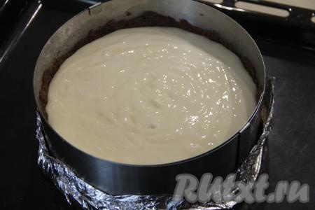 Начинку переложить в форму для выпечки поверх основы из печенья и поставить в разогретую до 170 градусов духовку. Имбирный чизкейк выпекать 1 час. Готовый чизкейк полностью остудить в форме и оставить в прохладном месте на 5-6 часов (я оставляю в холодильнике на ночь).