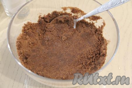 Перемешать массу ложкой.