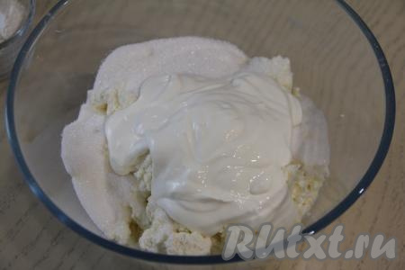 Для приготовления творожной основы нужно в объёмной миске соединить творог, яйца, сахар, имбирь и сметану.