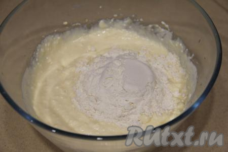 Пробить творожную массу погружным блендером до однородности. Затем всыпать муку, снова пробить блендером.