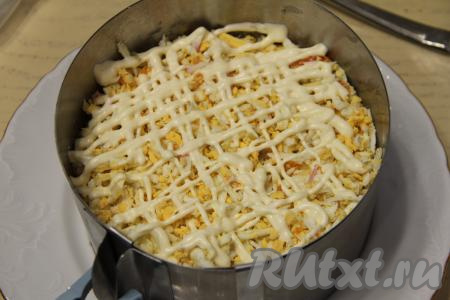 ​​​​​​​​​​​​​​​​​​​​​​​​Выложить следующим слоем яйца, натёртые на крупной тёрке, их тоже нужно смазать майонезом.