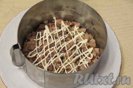 Нанести сеточку из майонеза поверх копчёной рыбки.